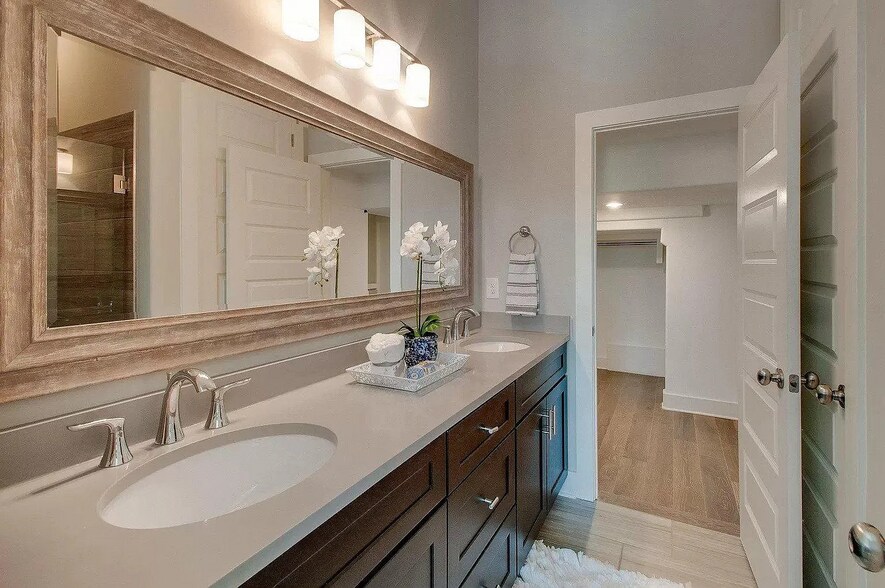 Building Photo - 552 Acklen Park Dr