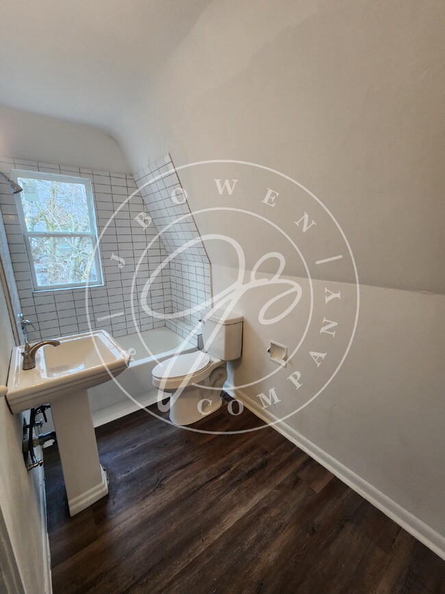 Building Photo - Section 8 accepted! 3 bed 1 bath with lots of space!