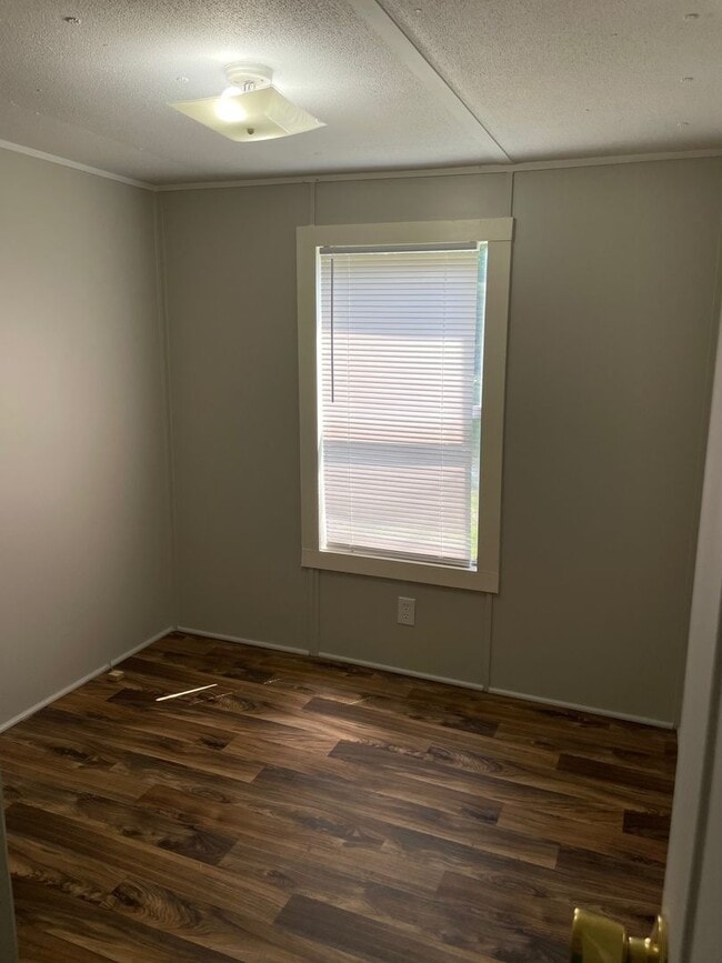 Building Photo - 2 Bed, 1 Bath newly renovated mobile home in park- Pet friendly!