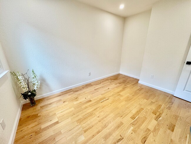 Building Photo - Stylish 3Bed/2.5Ba Daly City Home with Mod...