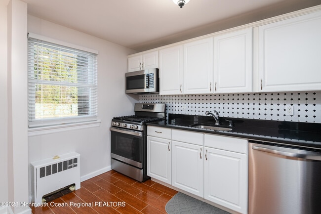 Building Photo - 19 Manor Dr