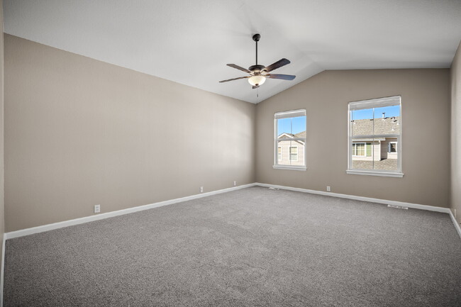 Building Photo - Beautiful 2 Bedroom End-Unit Townhouse in Montarbor Villas w/ Mountain Views