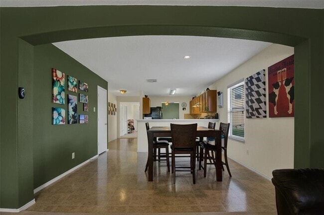 Building Photo - 615 Salma Ct