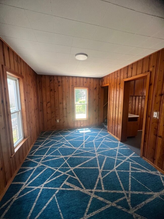 Building Photo - Updated 4 Bedroom House