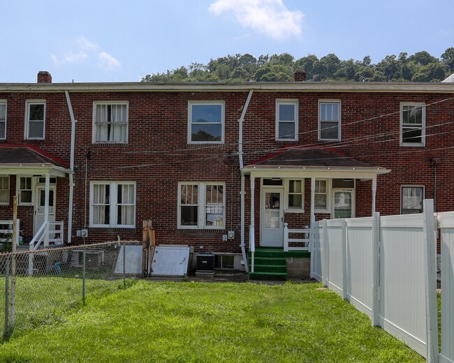 Building Photo - 66 Dewey St