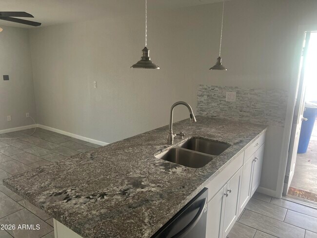 Building Photo - 5406 S Hazelton Ln