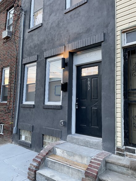 Building Photo - 1837 E Sergeant St