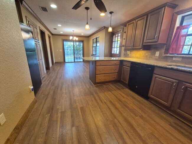 Building Photo - Cabin living in the suburbs