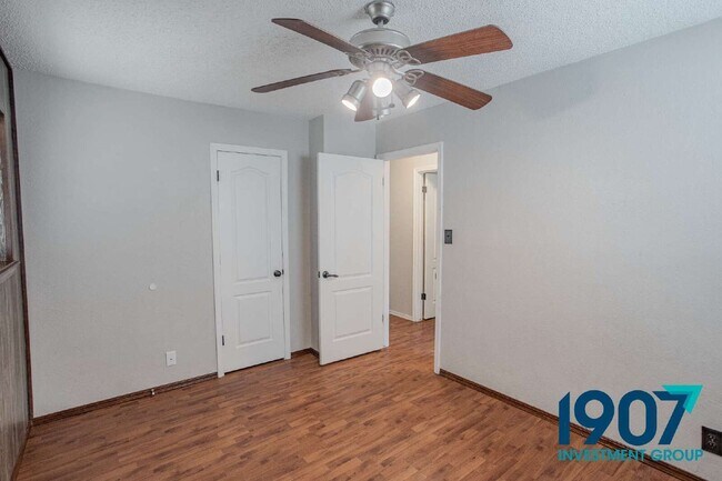 Building Photo - 1618 Village Dr
