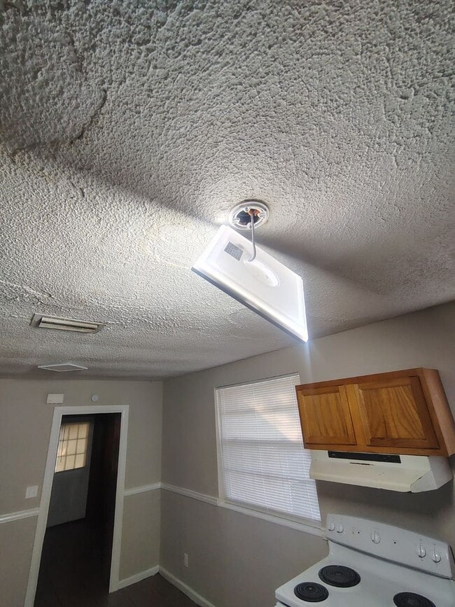 Building Photo - Fully Renovated 4/2 -Single Family  Availa...