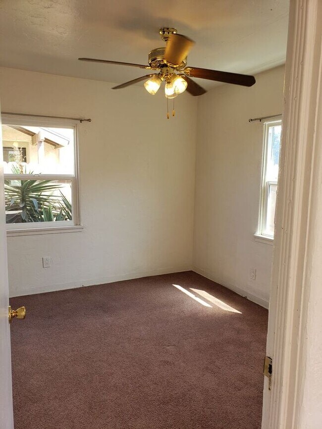 Building Photo - Summer Special $1000 REBATE! Charming stand alone cottage in gated community!