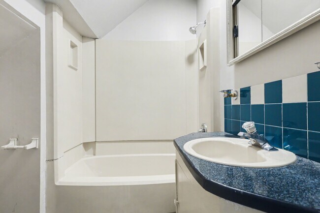 Building Photo - 2327 Chestnut St