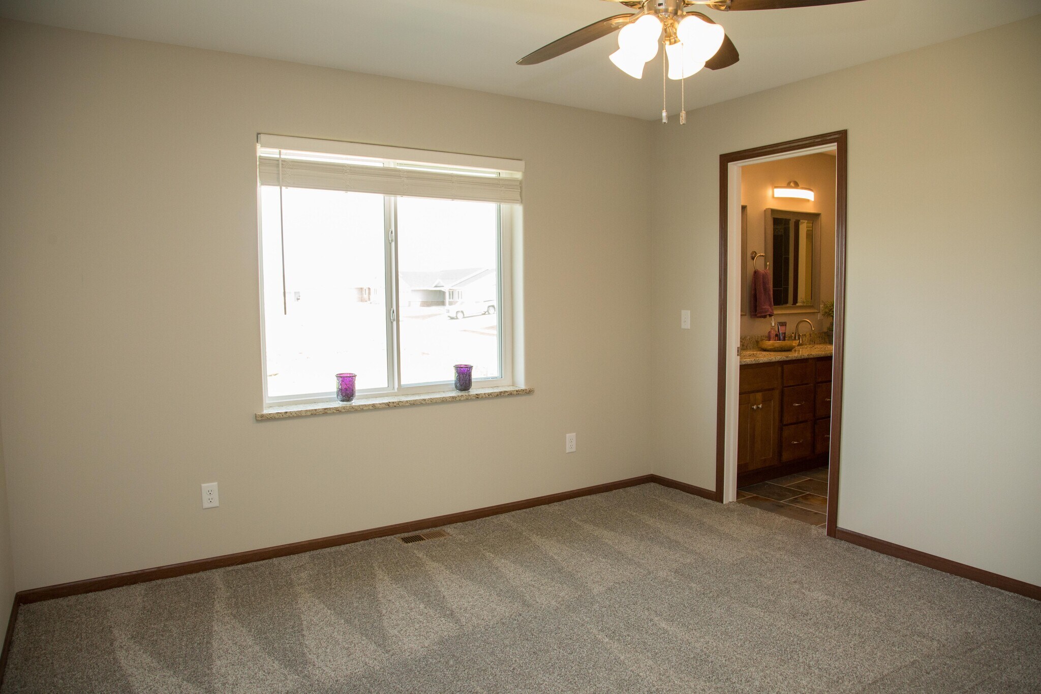 Primary bedroom - 6353 Pawnee Ln