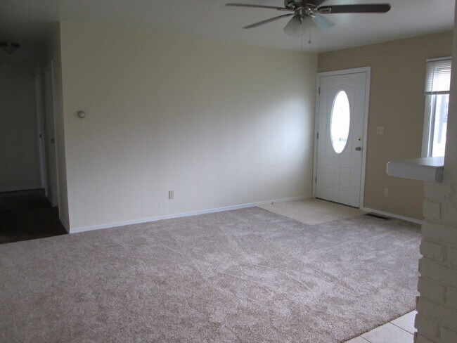 Building Photo - 3504 Oakview Dr