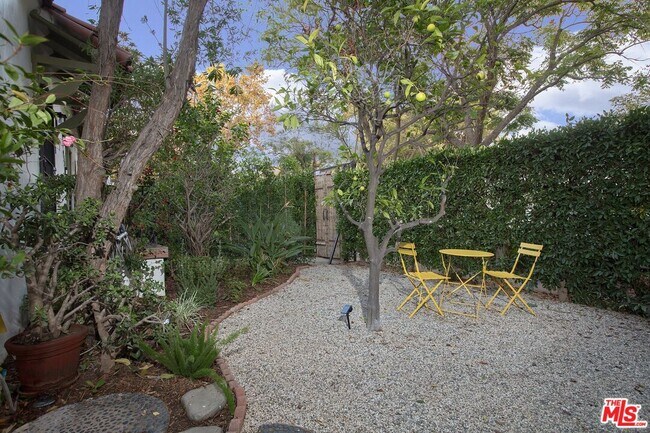 Building Photo - 951 N Martel Ave