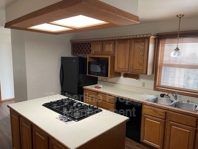 Building Photo - 936 Caribou Dr W