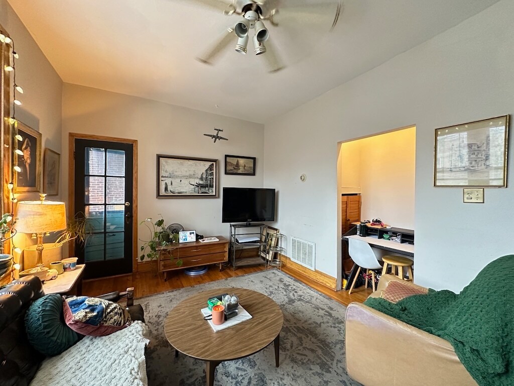 Building Photo - 937 N Hoyne Ave