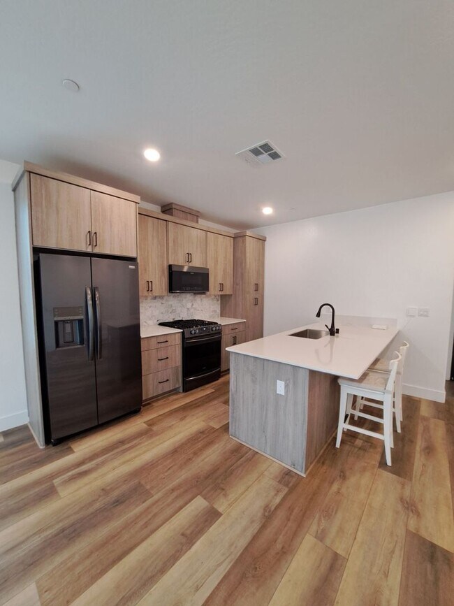 Building Photo - Experience Comfort and Style in This Venet...