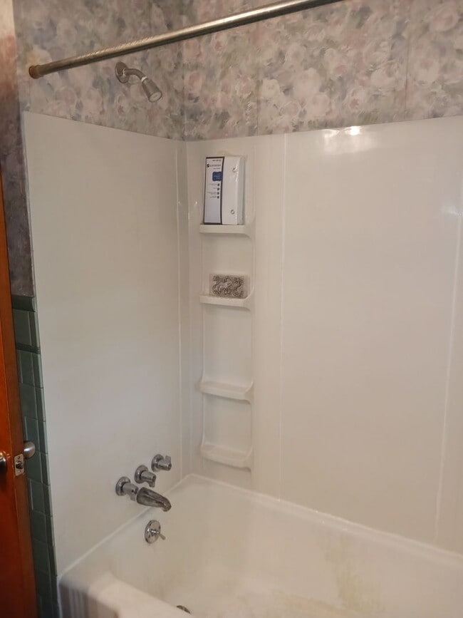 Building Photo - Beautiful 2 bed 2 bath home with large lot...