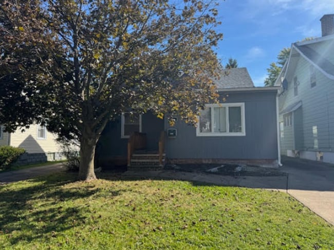 Building Photo - Single Family Home 3 beds 2 bath Available Now!