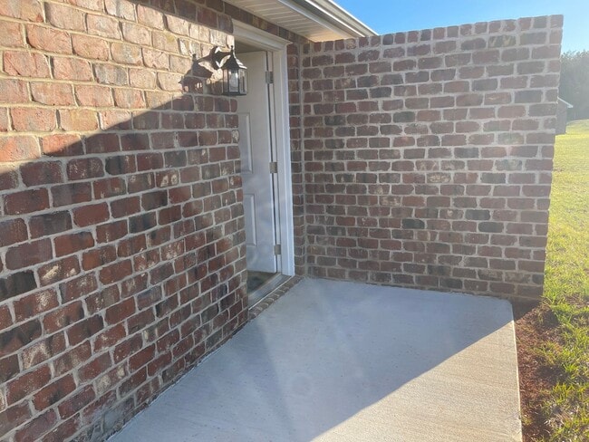 Building Photo - Available August 7th, 2026! Fantastic 2BR, 1BA Duplex in Super Convenient Location