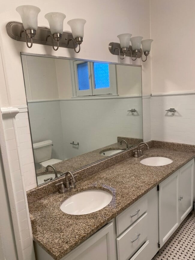 Building Photo - 5839 W Midway Park