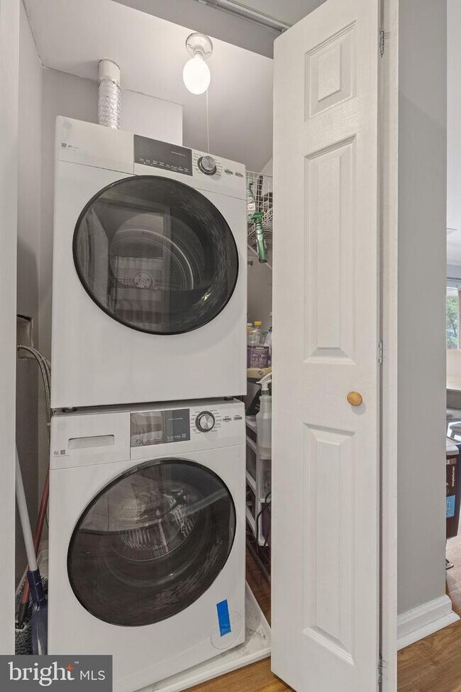 Building Photo - 209 Water Fountain Ct