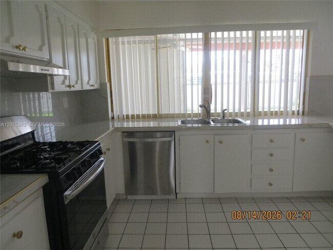 Building Photo - 8570 Sunset Strip