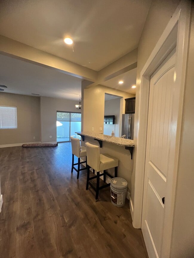 Building Photo - Located in Meadow Crest- 3 bedrooms 3 baths- 1/2 Off first month