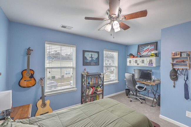Building Photo - Spacious and updated home in Bluffs at Ash...