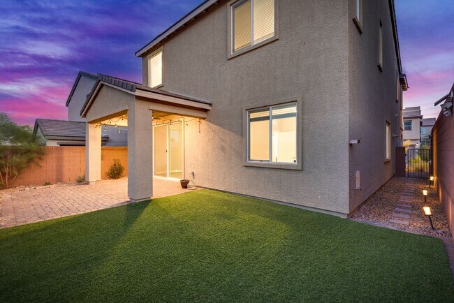 Building Photo - Like new, split-level, 3 bed, 2.5 bath, with bonus room & Strip views in West Las Vegas!