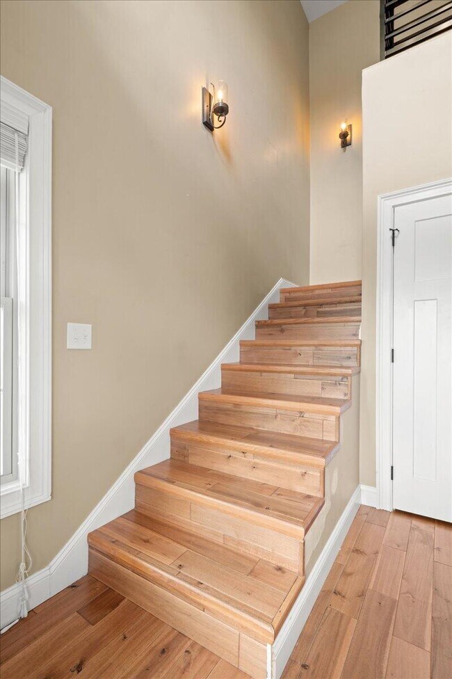 Building Photo - 200 Crooked Creek Dr