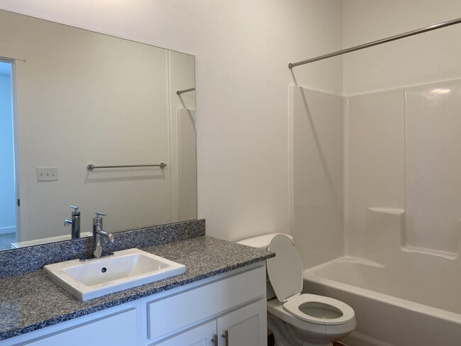 Building Photo - Single Family Home on Riverside.