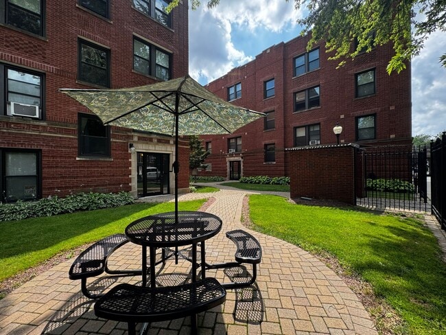 Building Photo - 1 Bedroom in Prime East Rogers Park Location Near Loyola Park & Beach!