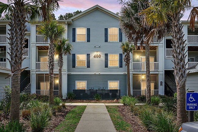 Building Photo - MOVE IN SPECIAL - 50% off First Month's Re...