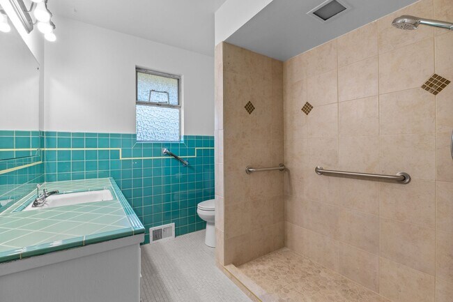 Building Photo - 4bd/2ba Seattle House