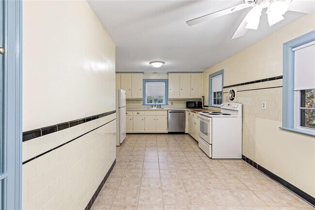 Building Photo - 4 Chase Ln