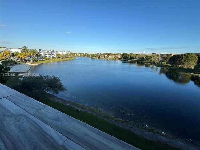 Building Photo - 9351 Fontainebleau Blvd