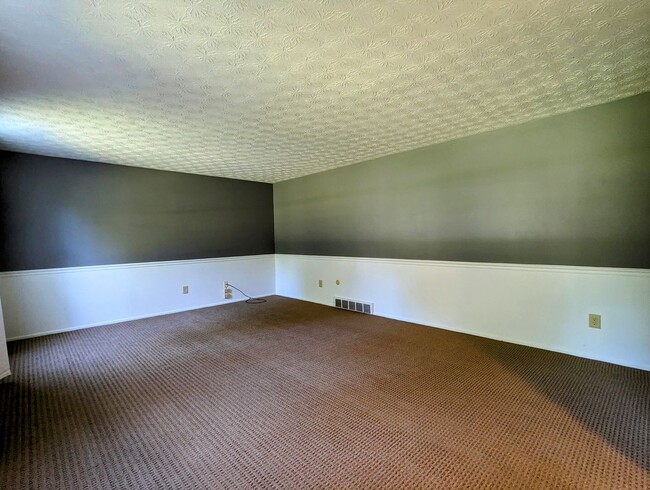 Building Photo - Center Hall Colonial for rent in Hudson!