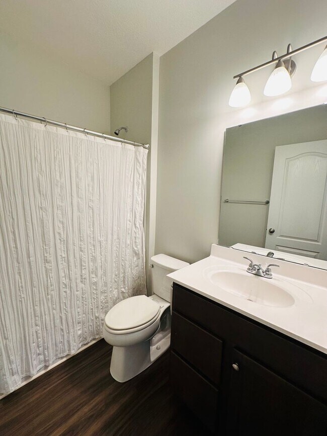 Building Photo - Contemporary Comfort Meets Convenience in Mt. Washington