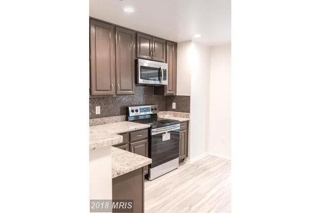 Building Photo - 3 LEVEL TOWNHOUSE WITH 1 CAR GARAGE END UNIT TOWNHOUSE