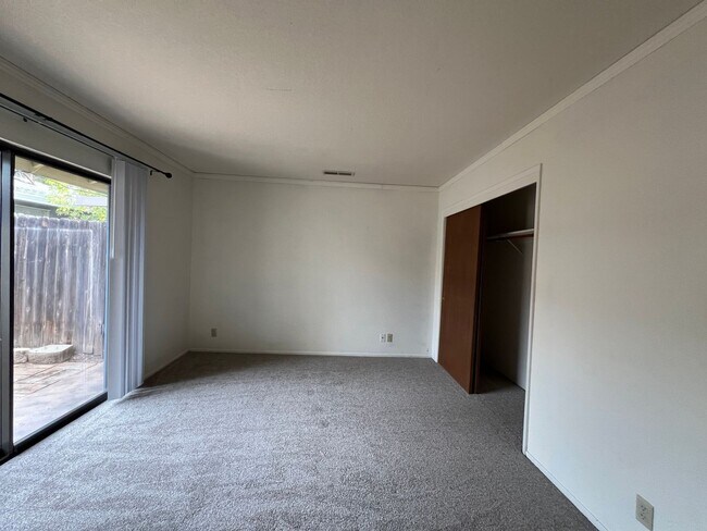 Building Photo - 928