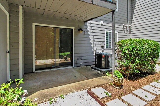 Building Photo - 2 Bedroom Condo In South Park!