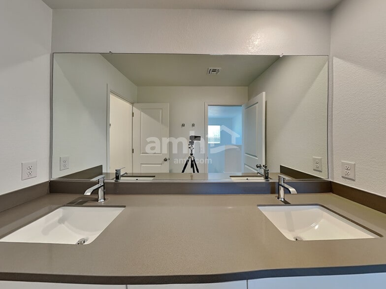 Building Photo - 4219 W St Charles Ave