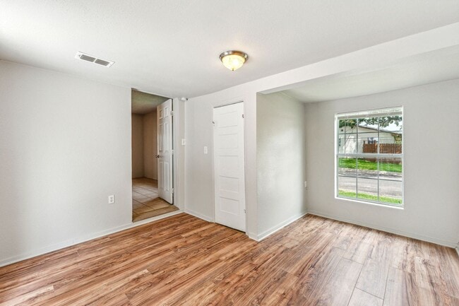 Building Photo - 1391 N Paddock Ave