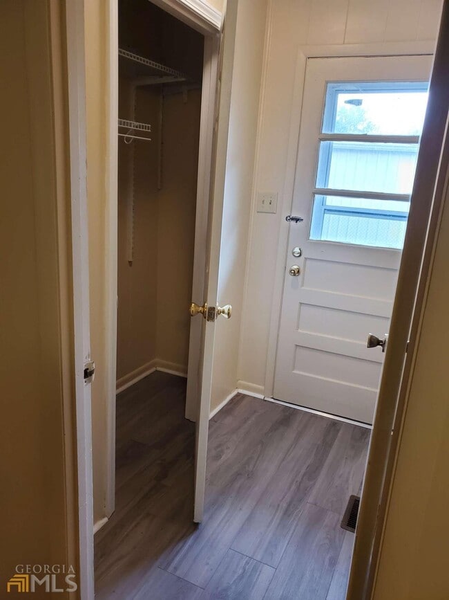 Building Photo - 911 N Jefferson St NE