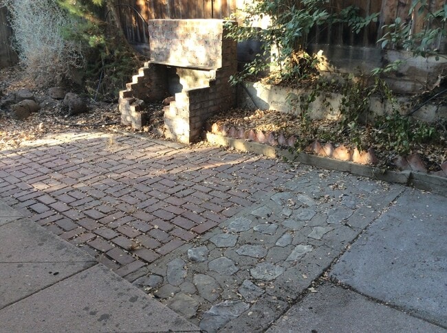 Building Photo - Cute Downtown House!