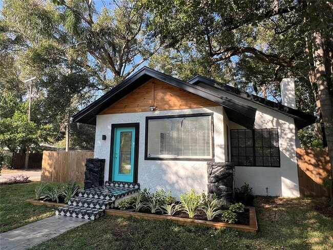 Building Photo - 1502 E Knollwood St