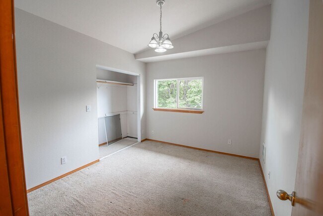 Building Photo - Spacious 3-Bed Home in Hayden Lake with La...