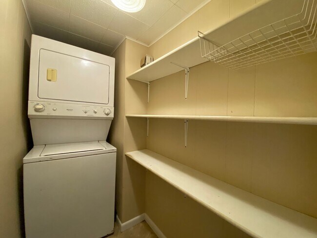 Building Photo - Available Sept 10 , 2026!